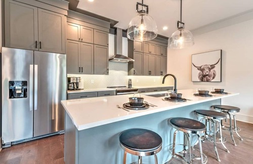 Eastwood House | 8 min to DT★New★E.Nash Home. 4bd/4ba 15min to BNA