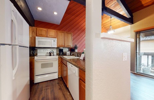Majestic Pines Condo | 97 m² Condo ∙ 1 bedroom ∙ 6 guests
