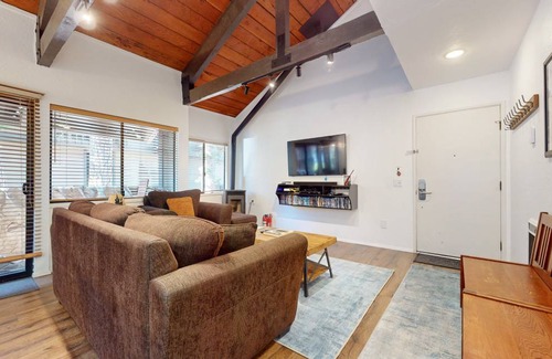 Majestic Pines Condo | 97 m² Condo ∙ 1 bedroom ∙ 6 guests