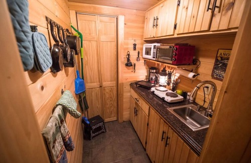 Jackson Cabin | 998 Pinhkham · Cozy Wooded Cabin/private hot tub/fireplace/river