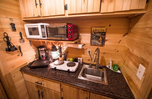 Jackson Cabin | 998 Pinhkham · Cozy Wooded Cabin/private hot tub/fireplace/river