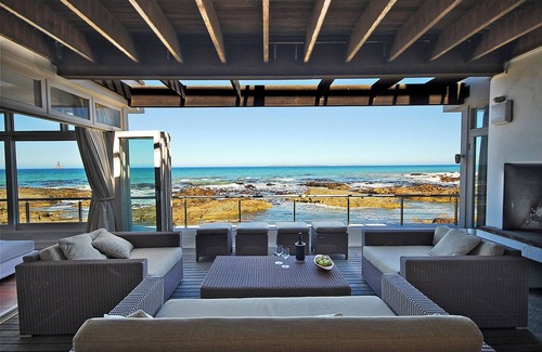 Bloubergstrand Villa | A beautifull beach house with the best view in the world, load shedding free