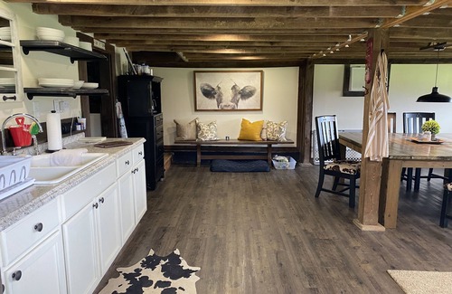 Arlington House | A bougie barn on 50+ acres! Cozy and updated.