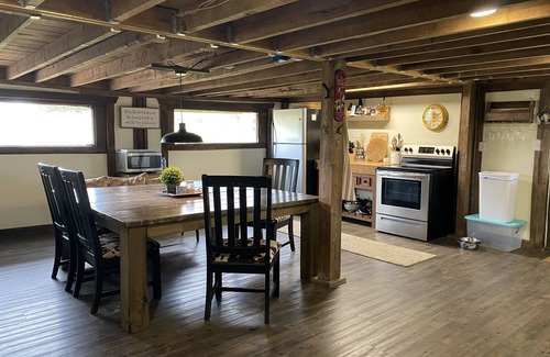Arlington House | A bougie barn on 50+ acres! Cozy and updated.