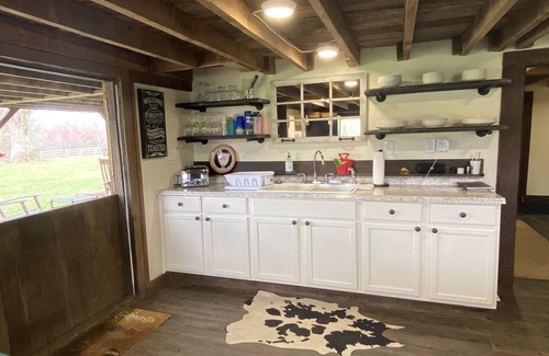 Arlington House | A bougie barn on 50+ acres! Cozy and updated.