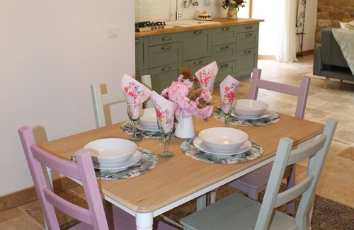 Ayen House | A Cozy Accessible Cottage with a Private Garden Le Mas No 16