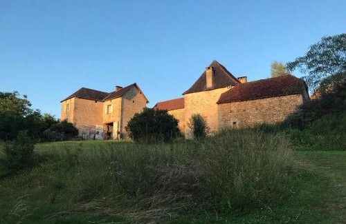 Ayen House | A Cozy Accessible Cottage with a Private Garden Le Mas No 16