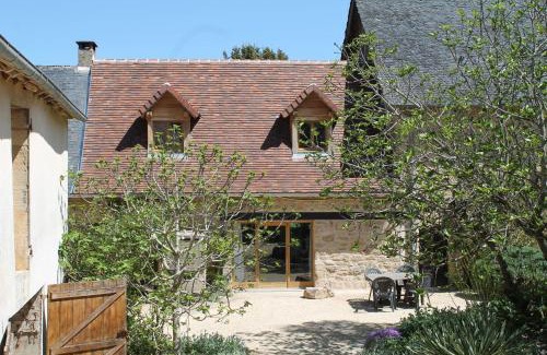 Ayen House | A Cozy Accessible Cottage with a Private Garden Le Mas No 16
