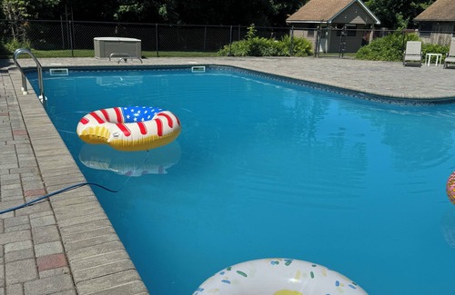 Port Jefferson Station Cottage | A Hidden Gem! Cozy Cottage with huge Pool & Garden! 8 guest - 4 bedrooms-2 baths