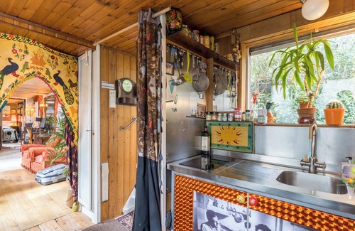 Amsterdam City Centre Boat Rental | A houseboat in the old center