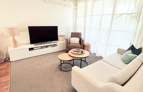 Prahran Apartment | A little Gem off Chapel and Greville.
