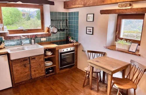 Peruyes Cottage | A little house near the coast. Mountain views