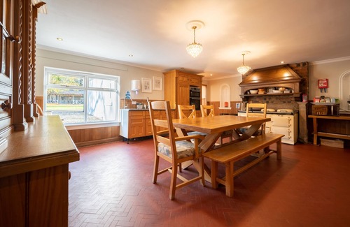 Glen Urquhart House | A luxurious Country home- 2 mins drive to Loch Ness (sleeps 28)