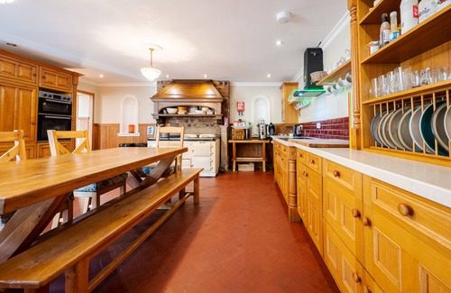 Glen Urquhart House | A luxurious Country home- 2 mins drive to Loch Ness (sleeps 28)