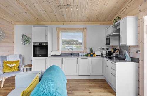 Braunton House | A stunning pet-friendly one-bedroom lodge with open plan living, private deck and hot tub.
