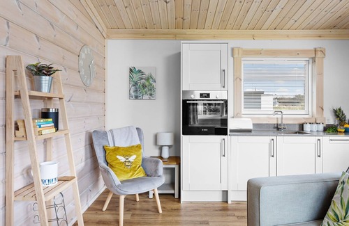 Braunton House | A stunning pet-friendly one-bedroom lodge with open plan living, private deck and hot tub.