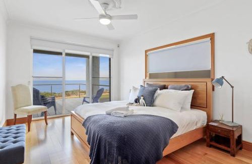 Portarlington House | Absolute Bay Frontage with Open Fire and Spa Bath