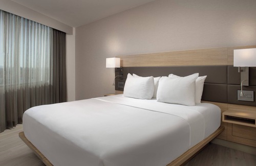 Lake Forest Hotel | AC Hotel by Marriott Portland Lake Oswego