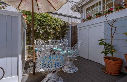 Venice Canals Cottage | Adorable Beach Cottage 1 Bl to Venice Beach-Bikes+Boats+Wifi+BBQ+Patio