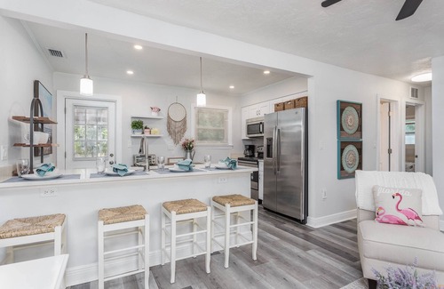 Arlington Park House | Adorable "Seagrass Cottage" | Near Sarasota Beaches | Dog Friendly | Hot Tub & Gazebo
