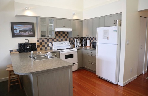 Tofino Condo | ADRIENNE'S LOFT- Great Space, Ideal Location, Fantastic view!