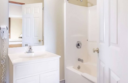 Aberdeen Hotel | Affordable Accommodation at GuestHouse Montesano! Pets Allowed, Free Parking