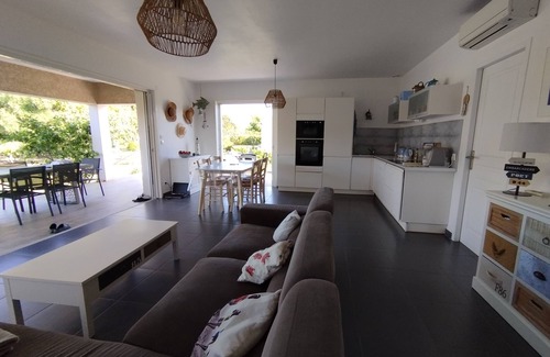 Ghisonaccia Villa | Air-conditioned VILLA 10 minutes' drive from the sea. Enclosed garden 1000m2 with trees