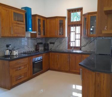 Andiambalama House | Airport A4 Travelers Lodge - Free Airport Pick Up & Drop 24HRS - Free Wi-Fi unlimited - Excellent Customer Service