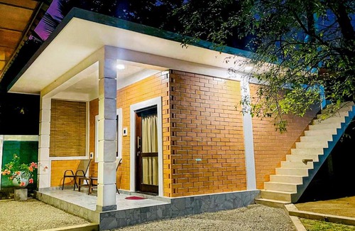 Andiambalama House | airport eco cottage