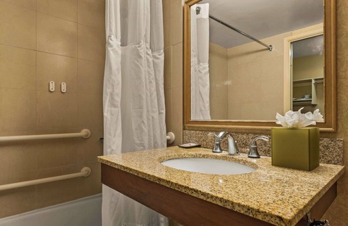 Western Honolulu Hotel | Airport Honolulu Hotel, Trademark Collection by Wyndham