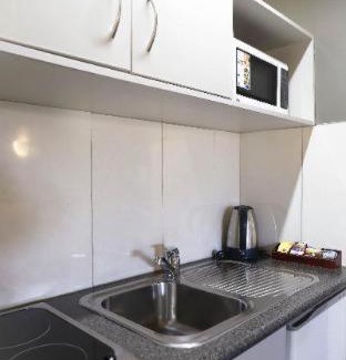 Mangere Hotel | Airport Manor Inn