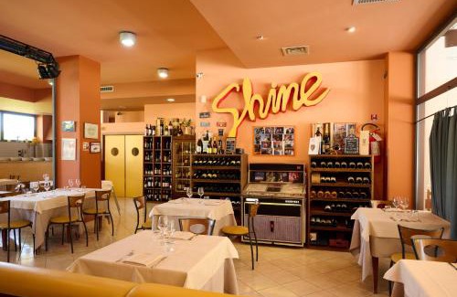 Furlo Hotel | Albergo Shine