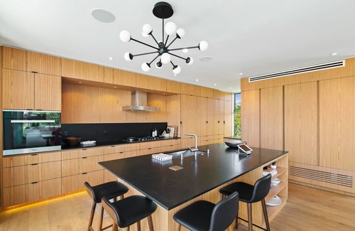 Venice House | Alberta Beach Loft - Modern Home with Rooftop & Spa