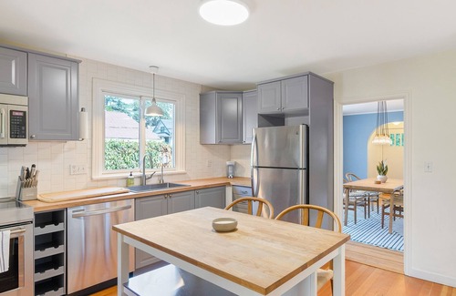 King House | Albina Arches - Home In Ne Portland, Game Room And 95 Walk Score 3 Bedroom Home by Redawning