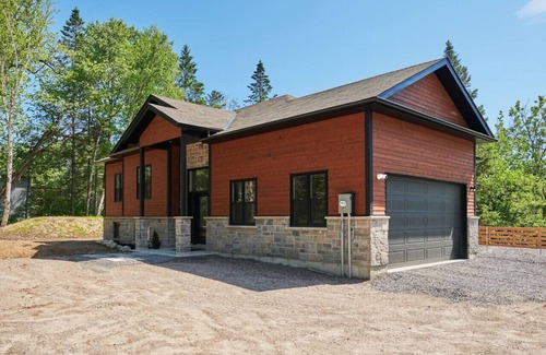 Huntsville Cottage | All Season Muskoka Cottage*HotTub*Sauna*Beach*BBQ