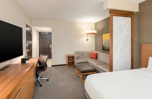 Greenville Downtown Hotel | All You Need for a Fun Vacay! 4 Units Onsite Parking, Pets Allowed, Indoor Pool!