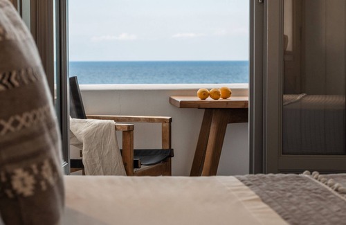Kamari Hotel | Almyra Oia Suites