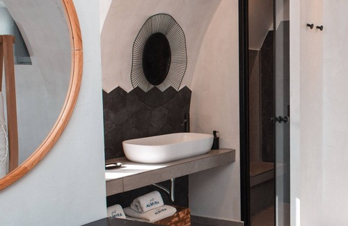 Kamari Hotel | Almyra Oia Suites
