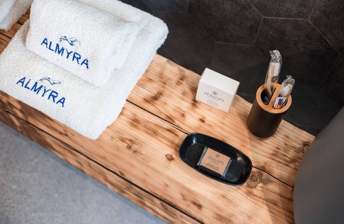 Kamari Hotel | Almyra Oia Suites