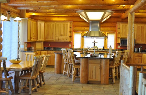 Alton Cabin | Alton Lodge/Spacious Log Home on beautiful, quiet 20 acres with large Kitchen