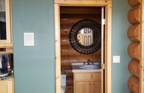 Alton Cabin | Alton Lodge/Spacious Log Home on beautiful, quiet 20 acres with large Kitchen