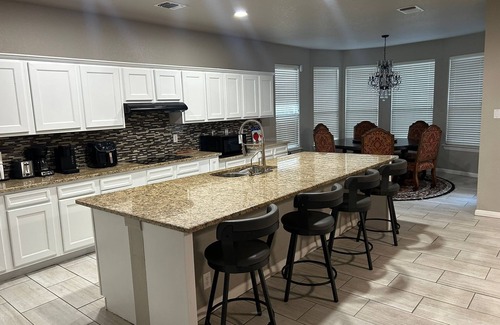 Wetmore House | Amazing 6-bedroom house with AC in San Antonio