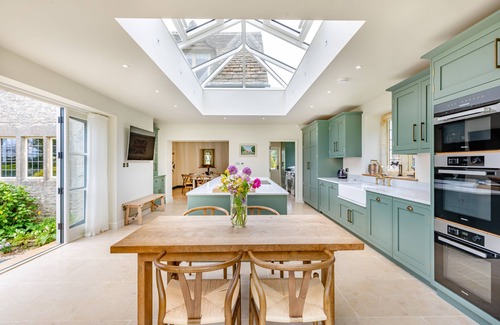 Brimpsfield Cottage | Amazing collection of properties with a swimming pool and hot tub - Keepers Lodge