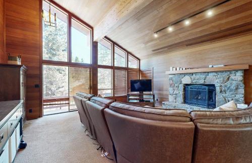 Lake Forest House | Amazing Dollar Point Retreat