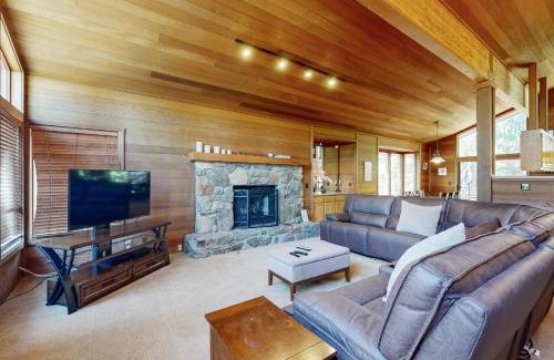 Lake Forest House | Amazing Dollar Point Retreat