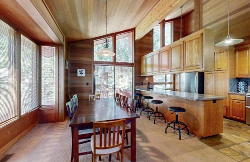 Lake Forest House | Amazing Dollar Point Retreat