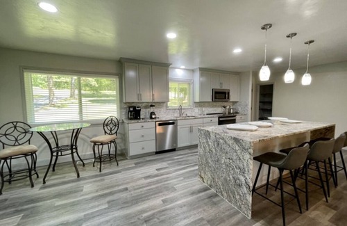 Mid America House | Amazing lakefront house- DISCOUNTED RATES!