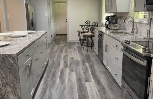 Mid America House | Amazing lakefront house- DISCOUNTED RATES!