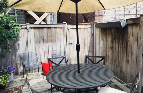 Sheffield Neighbors House | Amazing Lincoln Park Rowhouse - Perfect for Groups, Reunions and Cubs Games!