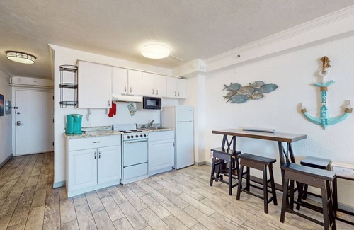 Lenox Park Condo | Amazing ocean-view condo with beachfront access, pool, hot tub, & balcony